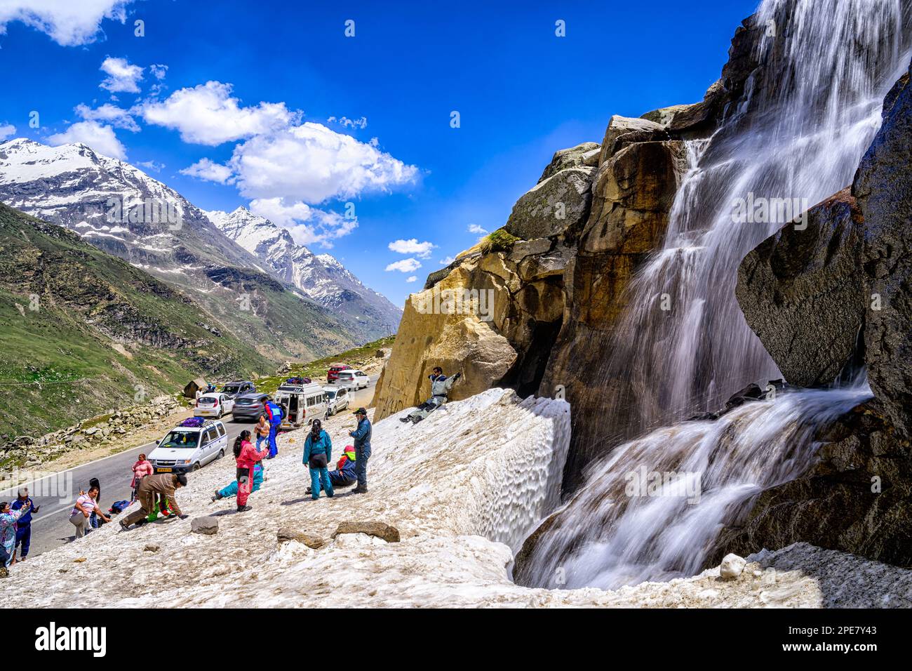 Paesaggio panoramico con cascata lungo l'autostrada Leh-Manali a Himachal Pradesh, india Foto Stock