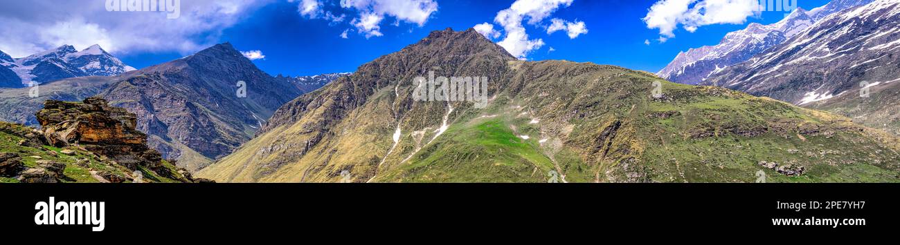 Vette innevate nella catena montuosa dell'Himalaya vicino a Gramphu Snow Point Foto Stock