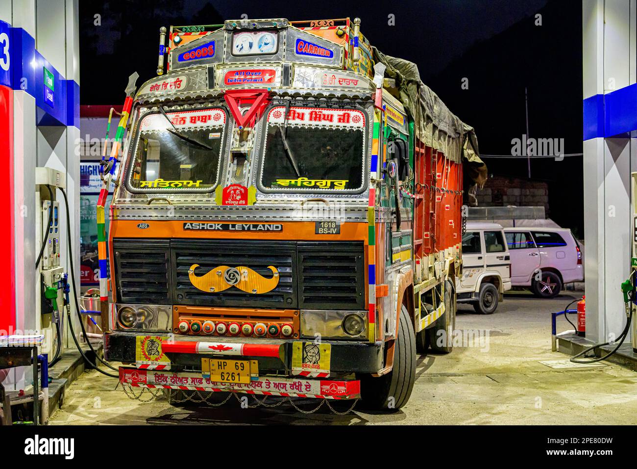 I coloratissimi camion da carico Ashok Leyland Tusker rivestiti di motivi decorativi sono un'attrazione comune sulle strade dell'India Foto Stock