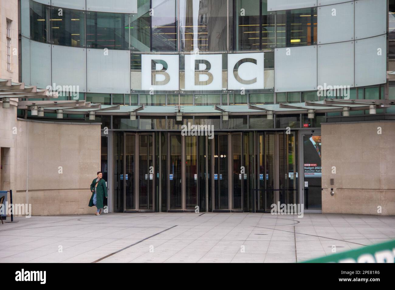 Londra, Regno Unito - 15 marzo 2023: Le linee del picket si sono formate fuori degli uffici della BBC a Londra mentre il NUJ è in disputa sui tagli alla radio locale. I membri NUJ che lavorano in tutta l'Inghilterra per BBC Local partecipano a uno sciopero di 24 ore, che influisce sulla copertura del budget. Credit: Sinai Noor/Alamy Live News Foto Stock