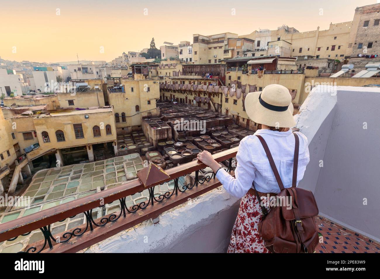 Felice ragazza turistica che guarda la tipica conceria nel bel mezzo del souk di Fez Foto Stock