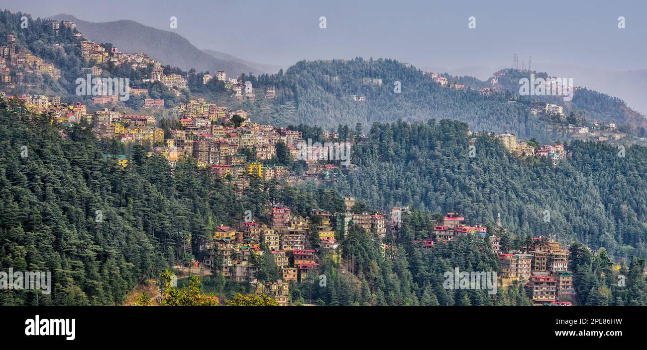 In molte aree di Shimla e dintorni sono state osservate costruzioni urbane su pendenze montane superiori a 45 gradi. Foto Stock
