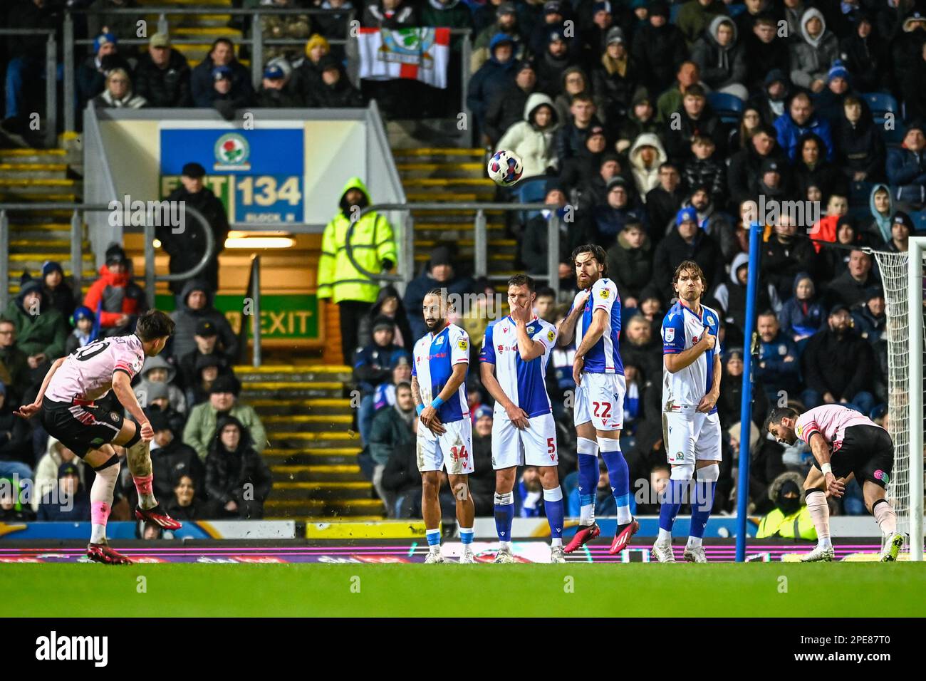 Blackburn, Regno Unito. 15th Mar, 2023. Cesare Casadei #20 of Reading free-kick durante la partita del Campionato Sky Bet Blackburn Rovers vs Reading a Ewood Park, Blackburn, Regno Unito, 15th Marzo 2023 (Photo by ben Roberts/News Images) Credit: News Images LTD/Alamy Live News Foto Stock