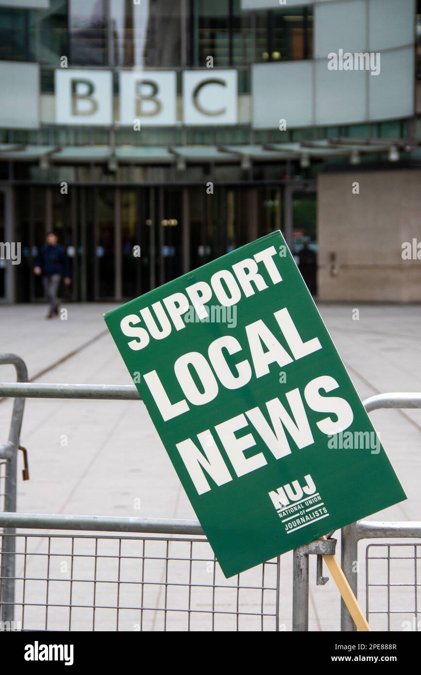 Londra, Regno Unito - 15 marzo 2023: Le linee del picket si sono formate fuori degli uffici della BBC a Londra mentre il NUJ è in disputa sui tagli alla radio locale. I membri NUJ che lavorano in tutta l'Inghilterra per BBC Local partecipano a uno sciopero di 24 ore, che influisce sulla copertura del budget. Credit: Sinai Noor/Alamy Live News Foto Stock