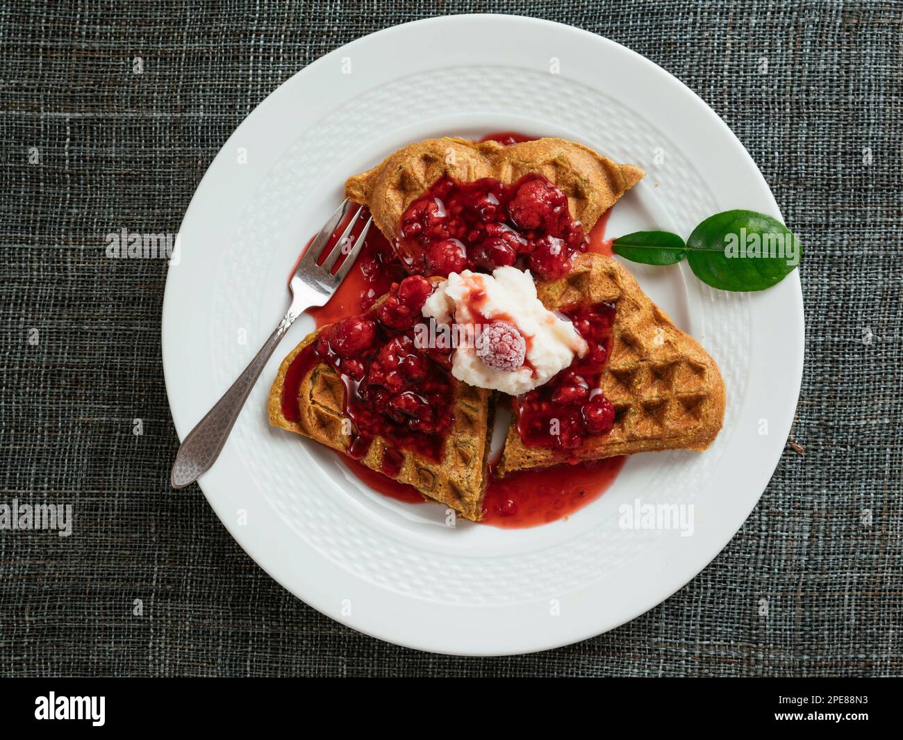 Immagini Stock - Cialde A Forma Di Cuore Crudo Fatto In Casa In Padella  Waffle Di Ferro. Concetto Di Colazione. Image 75185388