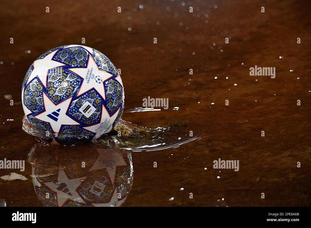 Napoli, Italia. 15th Mar, 2023. La palla ufficiale dell'Adidas si riflette nell'acqua durante la partita di calcio della Champions League tra SSC Napoli e Eintracht Frankfurt allo stadio Diego Armando Maradona di Napoli (15th marzo 2023). Foto Andrea Staccioli/Insidefoto Credit: Insidefoto di andrea staccioli/Alamy Live News Foto Stock