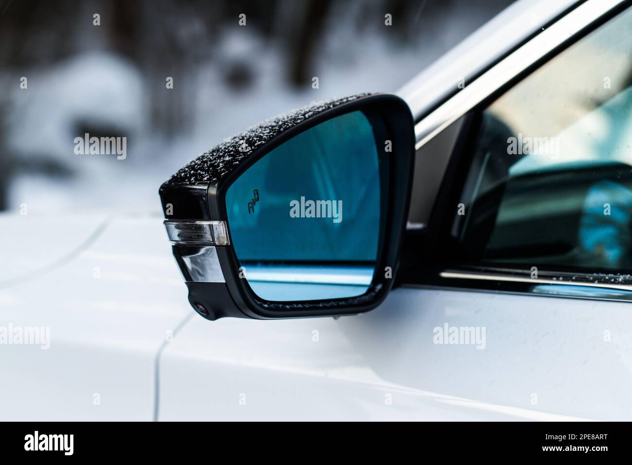 Specchietto retrovisore con sistema anticollisione. Sistema di monitoraggio dei punti ciechi. Foto Stock