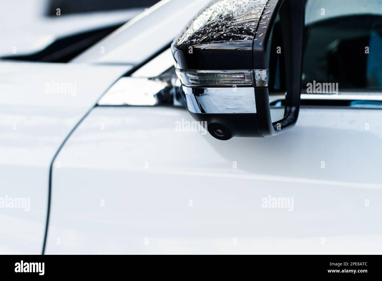 Vista ravvicinata del sistema di telecamere per la visione periferica sul moderno specchietto retrovisore lato auto. Telecamera dei punti ciechi e del parcheggio assistito. Telecamera del parcheggio assistito. Foto Stock