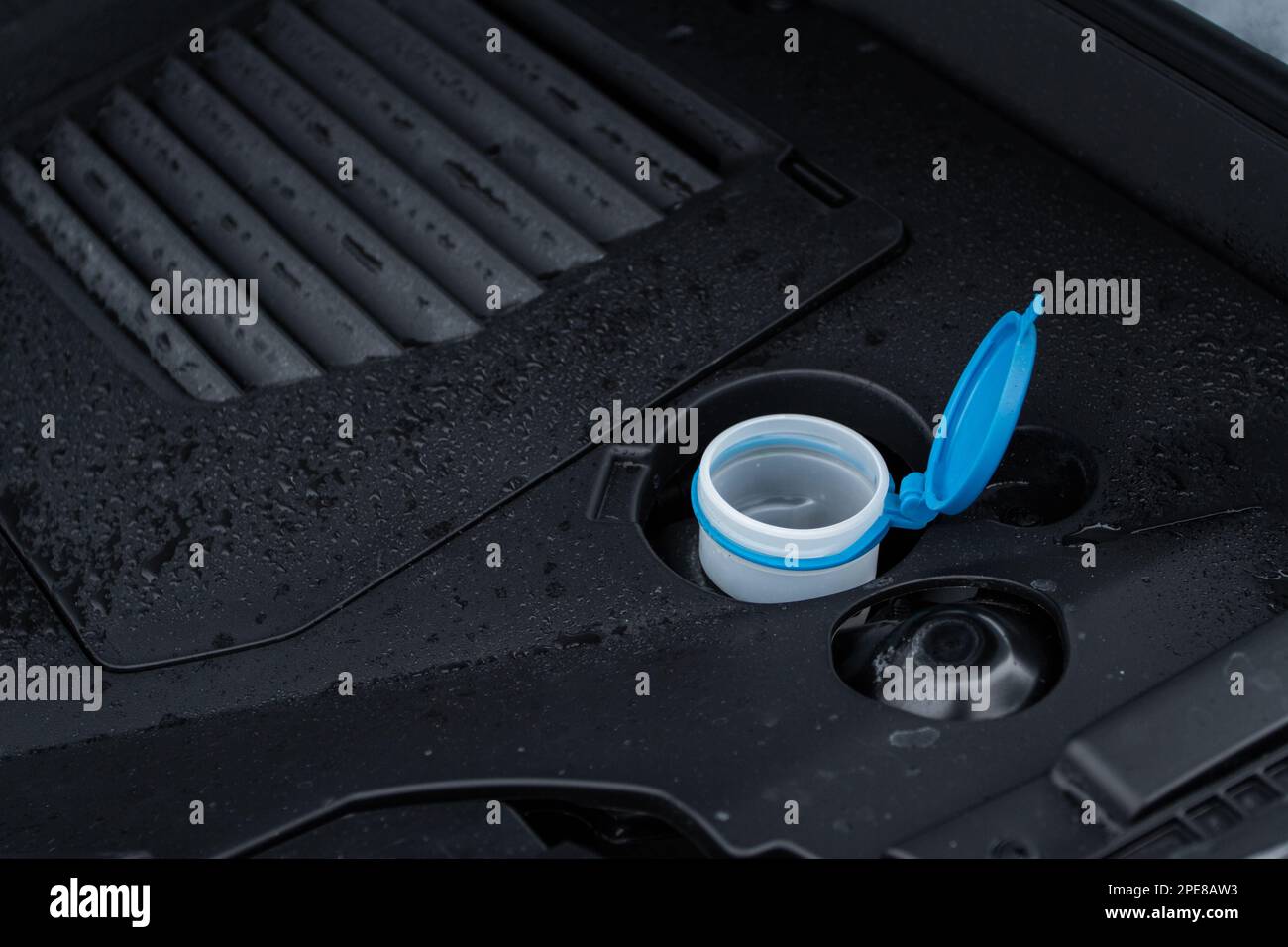 Tappo del serbatoio del liquido lavacristalli. Tappo liquido lavacristalli all'interno di un motore per auto. Tappo di chiusura serbatoio liquido acqua detergente parabrezza. Foto Stock