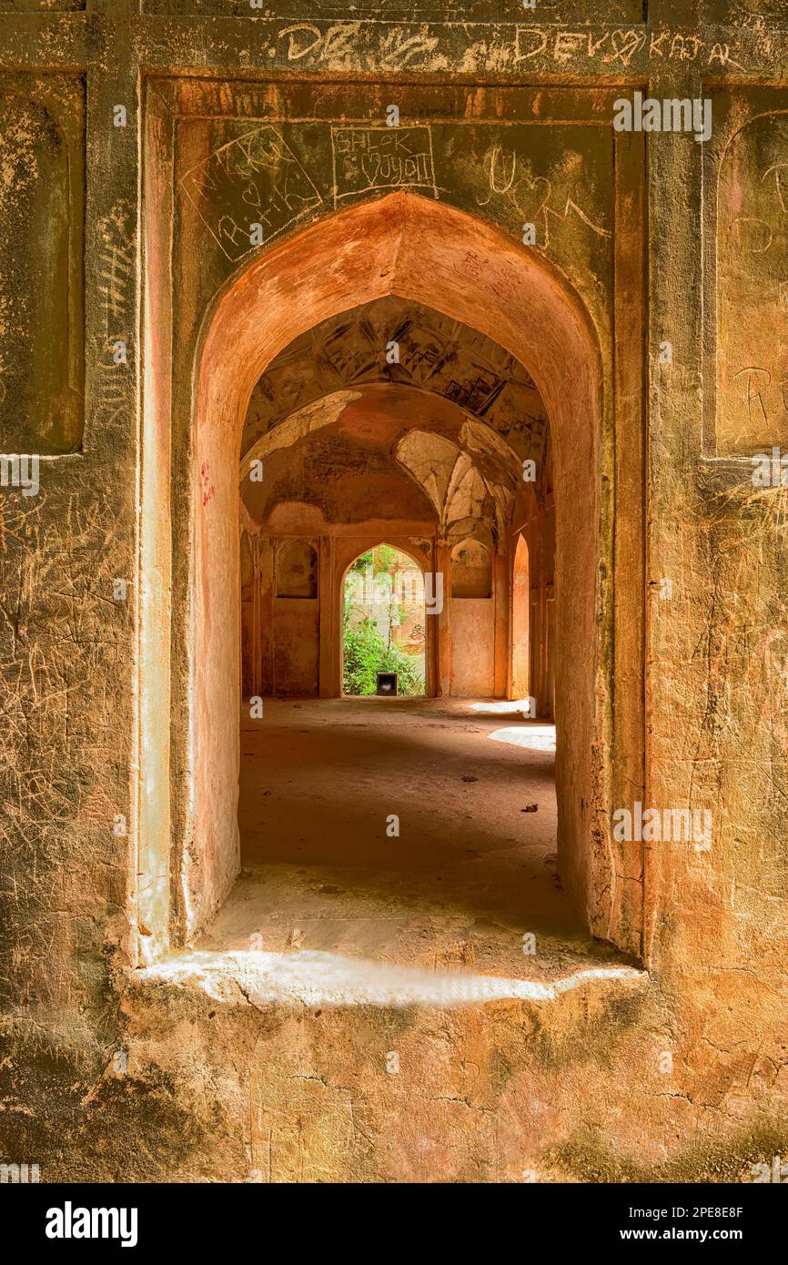 Questo sito nei Giardini Lodhi comprende la Moschea, un cancello e le mura di recinzione su tutti e quattro i lati che appartengono al periodo Moghul Foto Stock