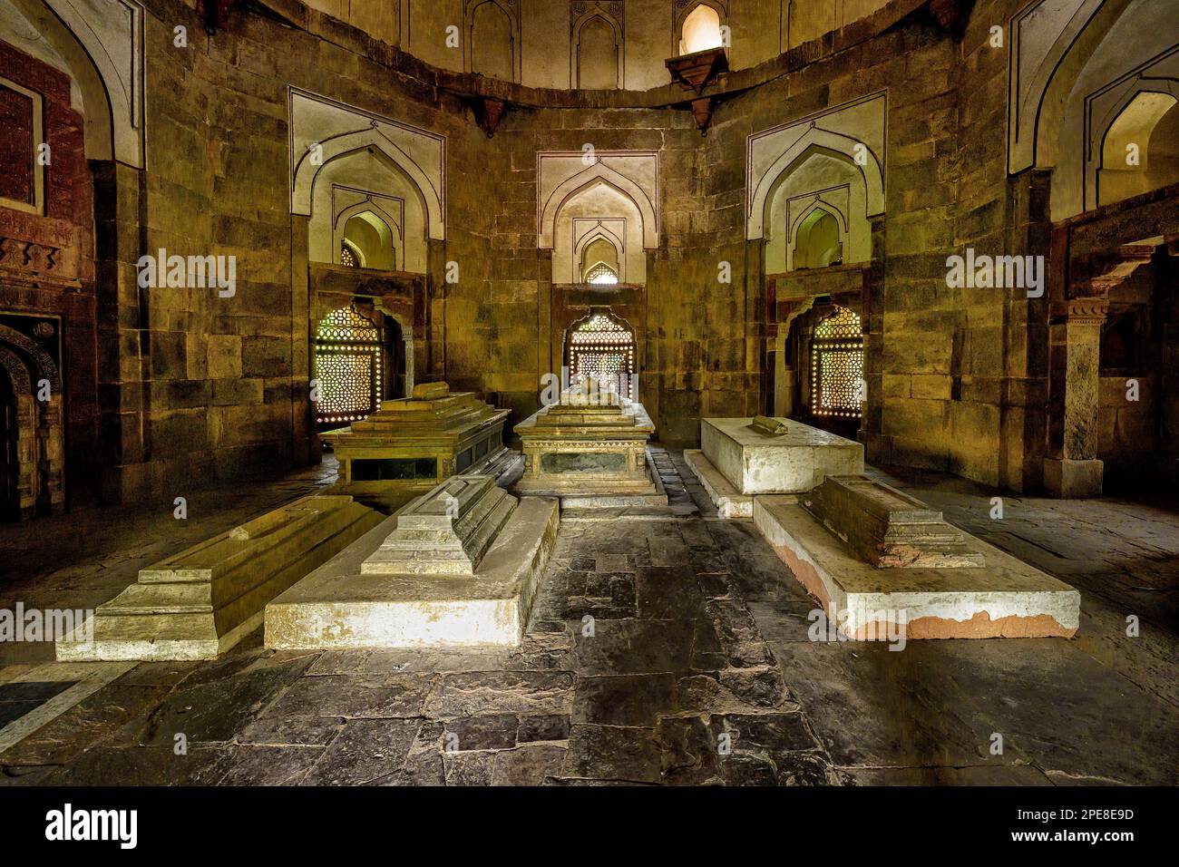 La camera ottagonale della tomba di Isa Khan contiene sei tombe Foto Stock