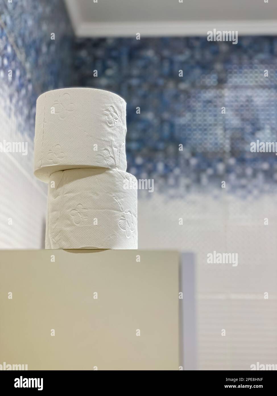rotoli di carta igienica bianca sul mobile all'interno del bagno. Foto Stock