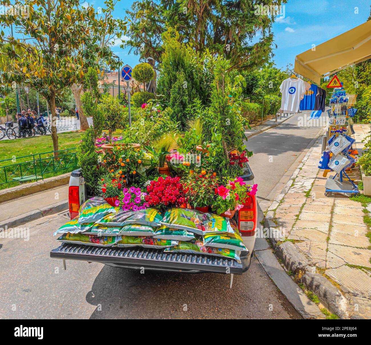 03 15 2023 - Atene, Grecia. Immagine di tronco auto aperto pieno di varie belle piante in vaso e fertilizzanti. Concetto di rispetto dell'ambiente Foto Stock