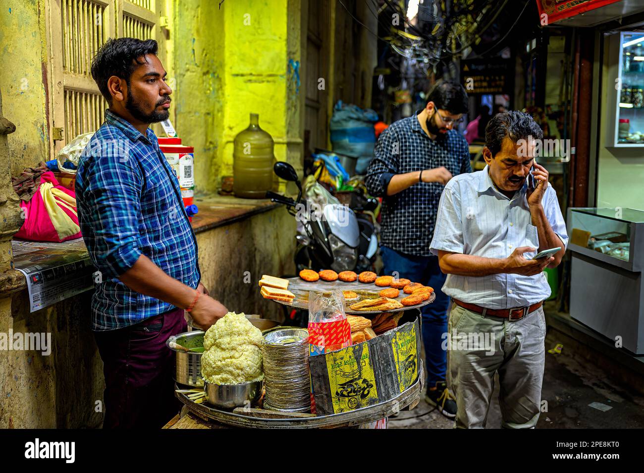 Stalla di cibo angusti in un vicolo di Khari Baoli Road Spice Market a Chandni Chowk, Old Delhi, India Foto Stock