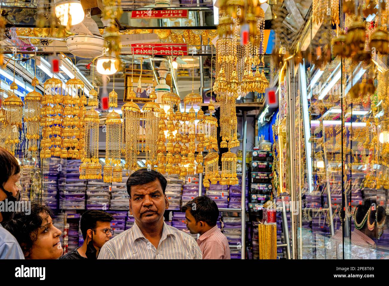 Tradizionale indù Hanging gioielli nuziali noti come Kaleerein in vendita nella sezione Kinari Bazar di Chandni Chowk nella Vecchia Delhi Foto Stock