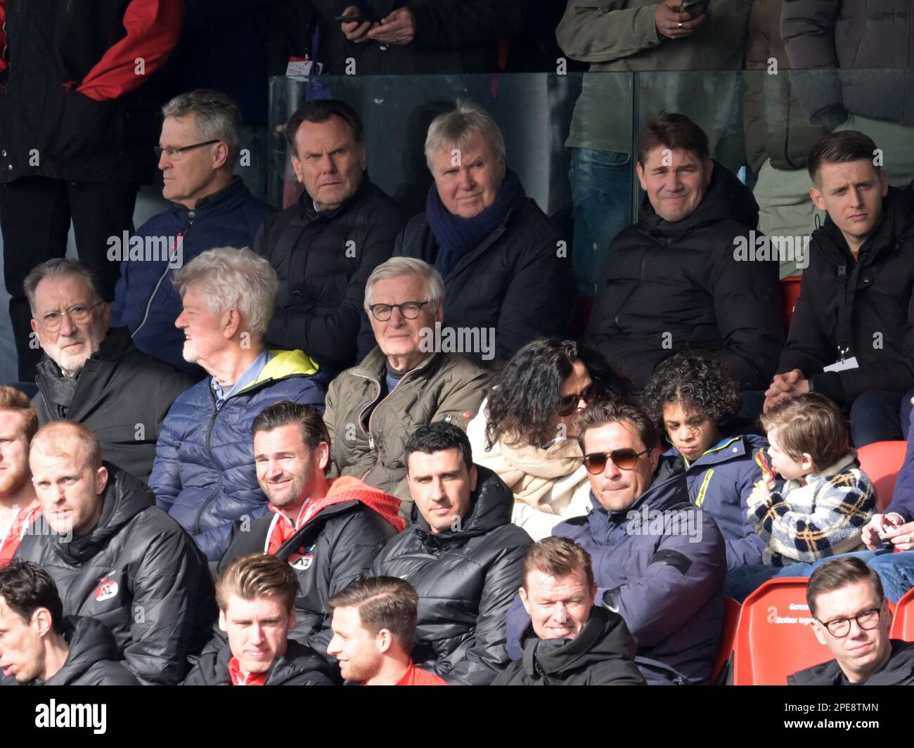 WIJDEWORMER - (sopra lr) General manager AZ Robert Eenhoorn, Guus Hiddink, direttore tecnico Max Huiberts AZ durante la finale della UEFA Youth League tra AZ Alkmaar U19 e Real Madrid U19 presso il complesso di formazione AFAS il 15 marzo 2023 a Wijdewormer, Paesi Bassi. AP | Dutch Height | Gerrit van Cologne Foto Stock