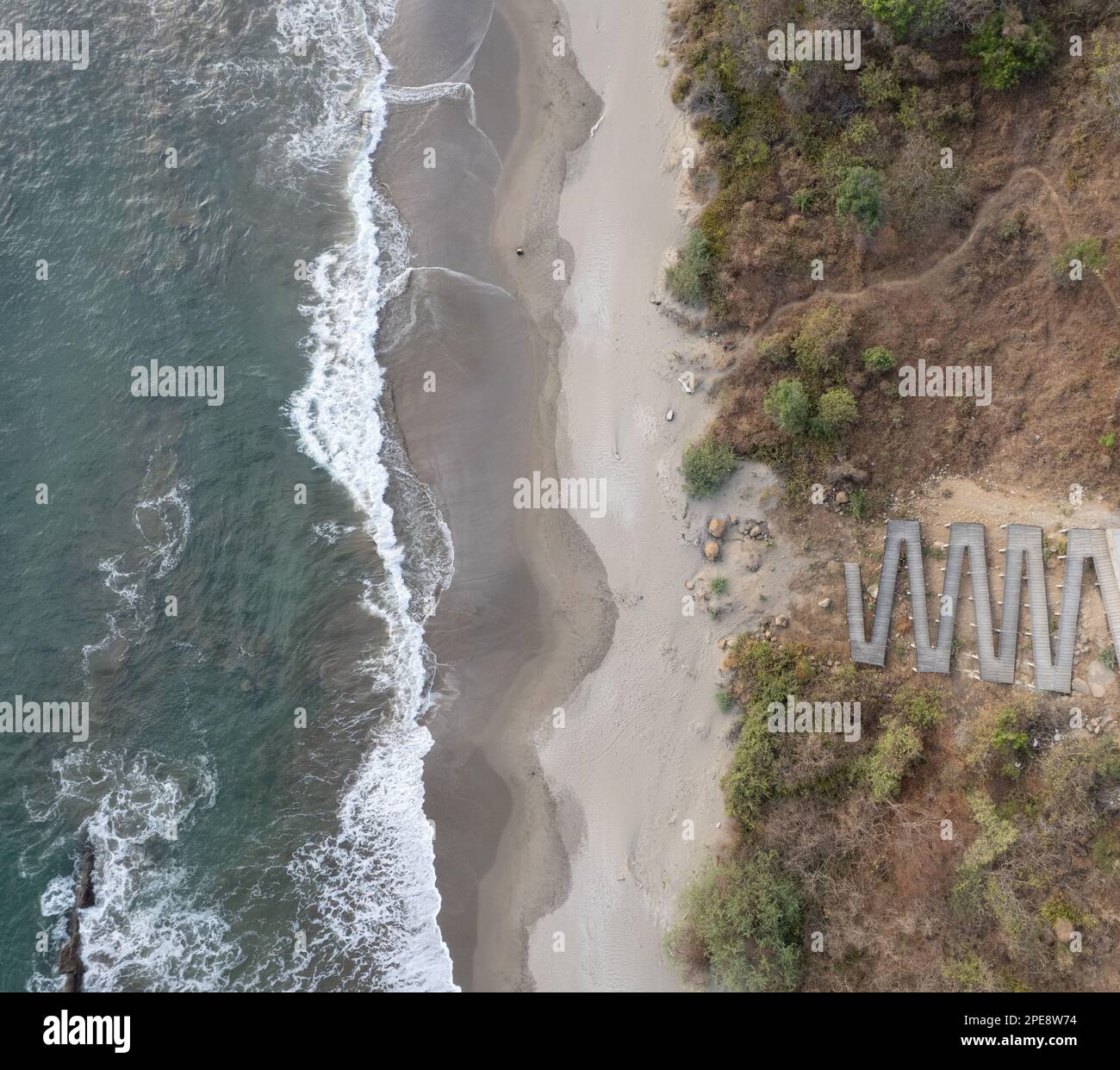Scale che conducono al mare spiaggia aerea vista dall'alto Foto Stock