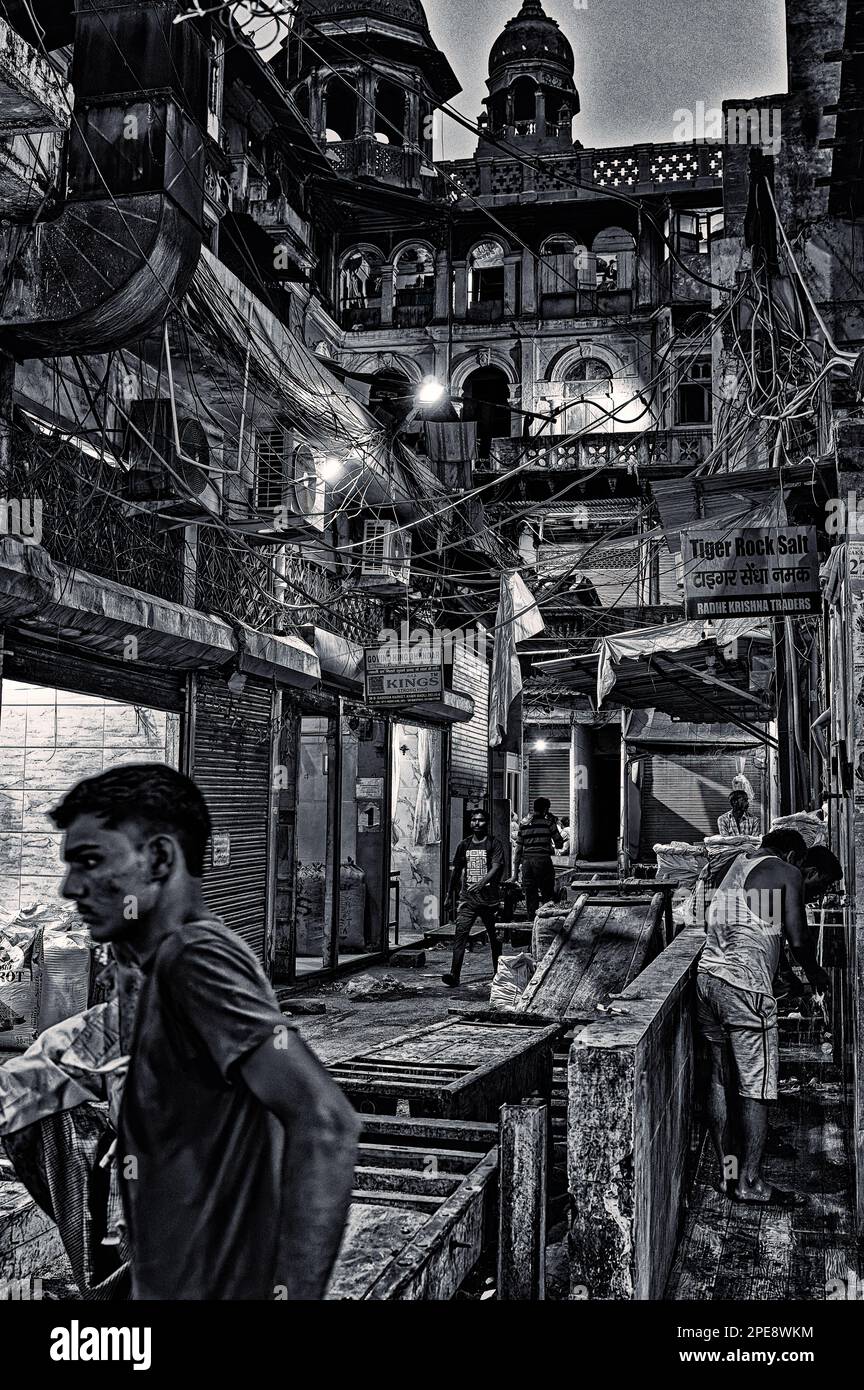 Strade secondarie dell'area di Khari Baoli Road del bazar Chandni Chowk a Delhi Foto Stock