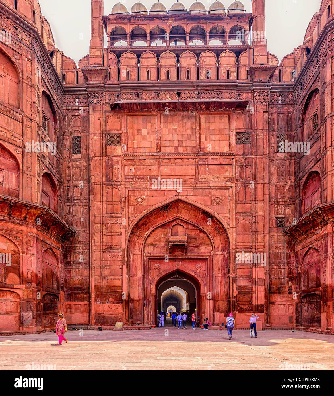 Ingresso principale al Forte Rosso di Delhi attraverso la porta di Lahore Foto Stock