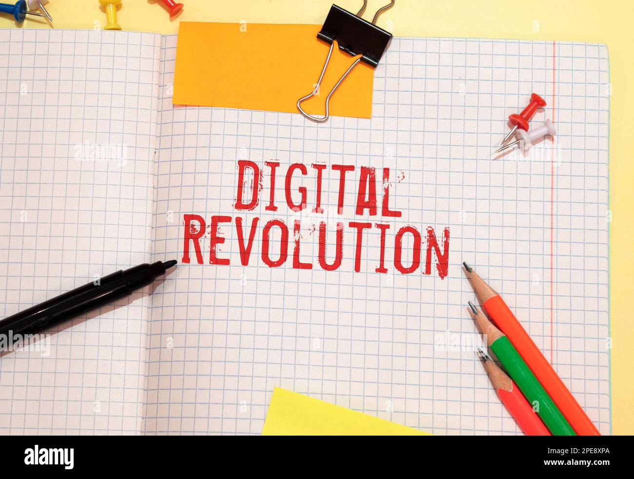 Rivoluzione digitale - passaggio dalla tecnologia elettronica meccanica e analogica all'elettronica digitale, concetto di testo su scheda. Foto Stock