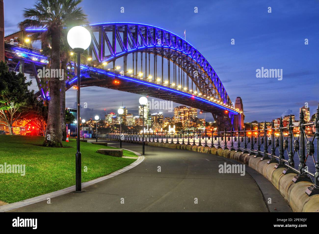 Il tramonto sul Ponte dell'Harbour a Sydney, Australia, è illuminato con luce durante il festival delle luci Vivid 2022. Foto Stock