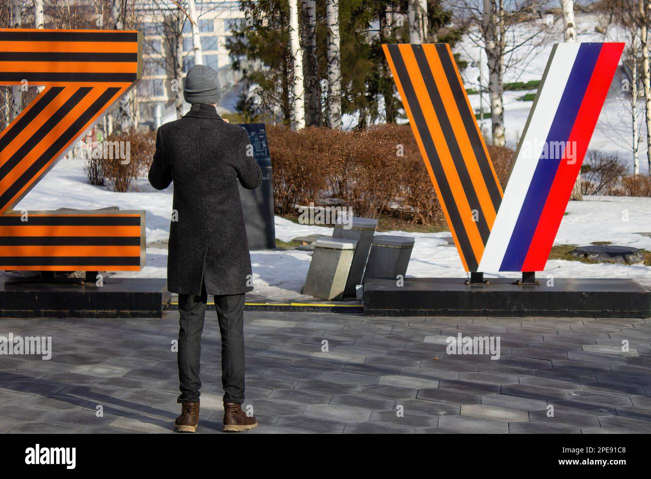 Mosca, Russia. 15th Mar, 2023. Un uomo scatta foto delle installazioni dei simboli 'V' e 'Z' nel Parco Zaryadye. Le lettere latine ''Z'' e ''V'' sono state viste per la prima volta dipinte su veicoli militari russi che combattevano in Ucraina. Successivamente, divenne un simbolo di sostegno alle truppe russe all'interno del paese. (Credit Image: © Vlad Karkov/SOPA Images via ZUMA Press Wire) SOLO PER USO EDITORIALE! Non per USO commerciale! Foto Stock