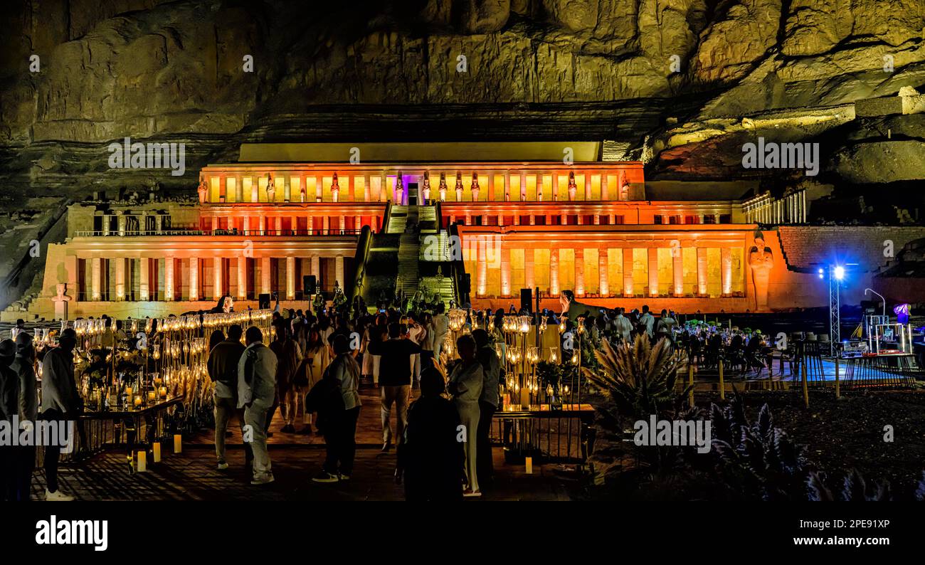 Tempio funerario di Hatshepsut illuminato di notte, durante un evento VIP Foto Stock