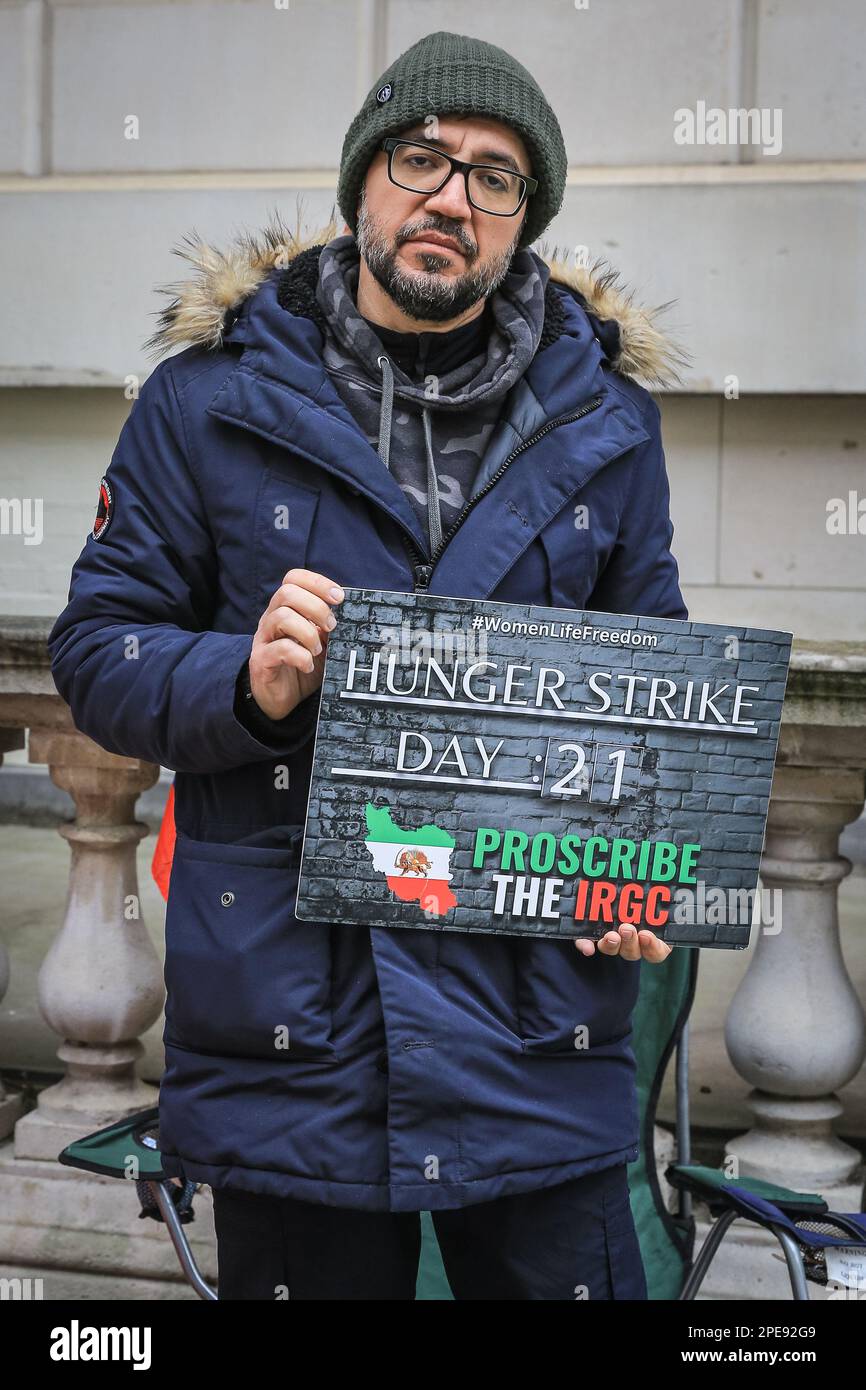 Londra, Regno Unito. 15th Mar, 2023. Vahid Beheshti, che dichiara di essere un giornalista, è visto il giorno 21 del suo sciopero della fame al di fuori dell'Ufficio degli Esteri britannico a Westminster. Beheshti chiede che l'IRGC (corpo della Guardia rivoluzionaria Islamica) sia inserito nella lista delle organizzazioni terroristiche internazionali del Regno Unito. L'IRGC, un ramo dell'esercito iraniano, è considerato sempre più oppressivo e considerato un'organizzazione terroristica dagli Stati Uniti dal 2019, mentre l'UE ha recentemente approvato un emendamento che chiede agli stati membri di fare simili. Credit: Imageplotter/Alamy Live News Foto Stock