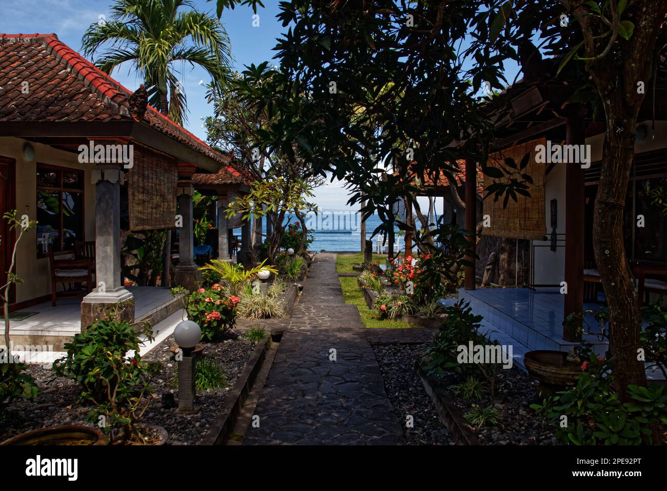 Vista del mare di Bali da un resort sulla spiaggia a Candidasa, Bali, Indonesia Foto Stock