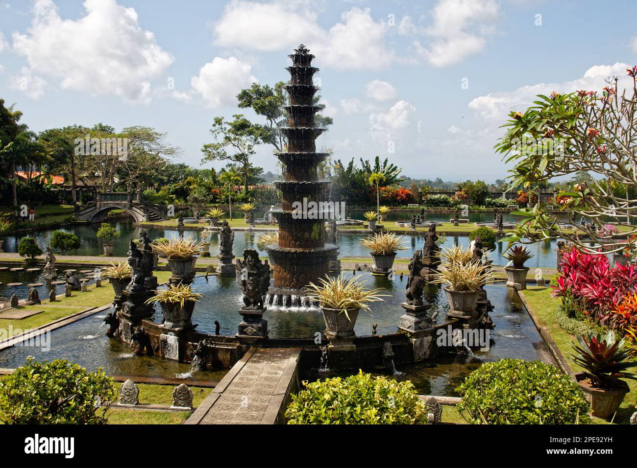 Il Tirta Gangga Watergarden è un ex palazzo reale nella parte orientale di Bali, Indonesia, con numerose fontane e tradizionali statue balinesi Foto Stock