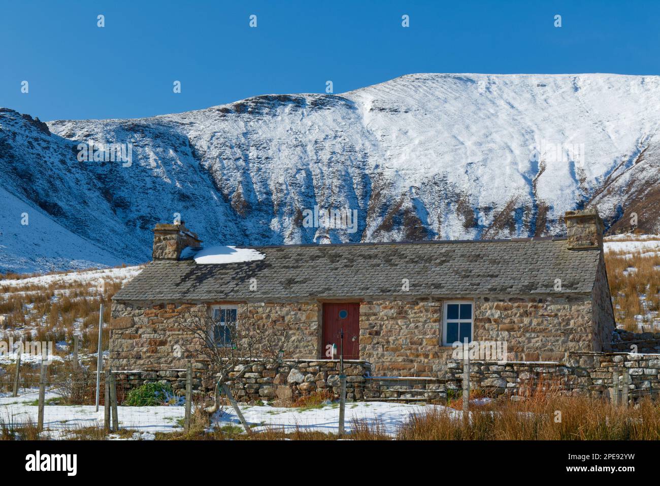croft appartato con sfondo di montagna, Isola di Hoy, Orkney Foto Stock