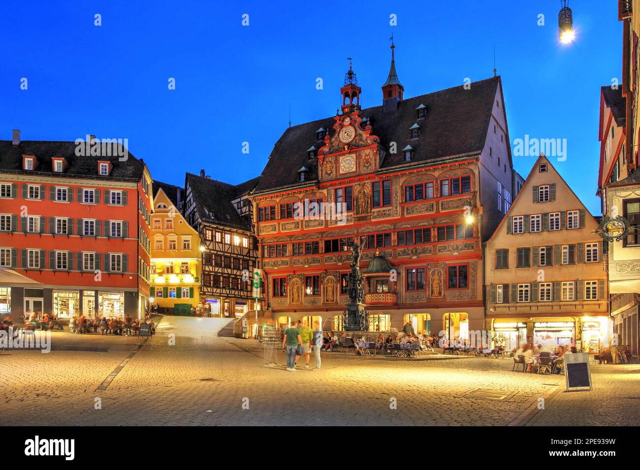 Serata estiva a Marktplatz (Piazza del mercato) nella città universitaria di Tübingen, nella regione tedesca di Baden-Württemberg, con il municipio (Rathaus) Foto Stock