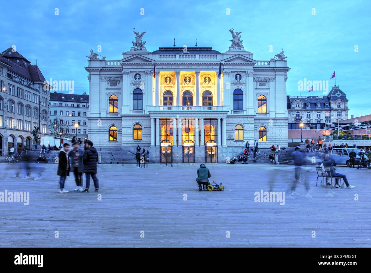 Sechseläutenplatz con il Teatro dell'Opera di Zürich 1891 edificio neoclassico. La scena cattura una serata durante il Pandemic Covid nel mese di aprile 2021, quando, du Foto Stock