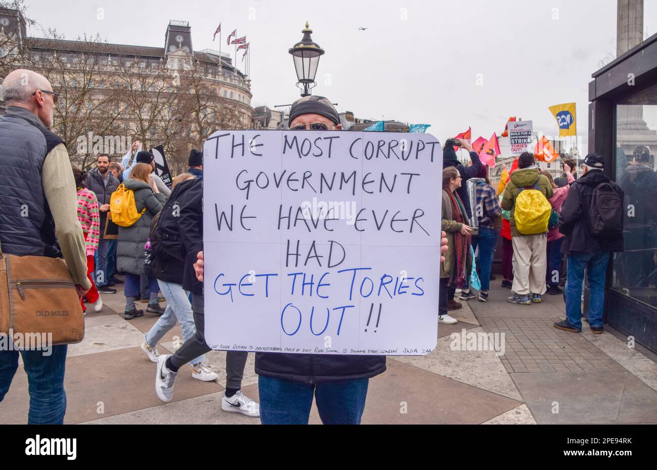 Londra, Regno Unito. 15th marzo 2023. Un protester in Trafalgar Square. Migliaia di insegnanti, membri di altri sindacati e sostenitori hanno marciato a Trafalgar Square il giorno del budget chiedendo una retribuzione equa, mentre vari sindacati in diversi settori hanno organizzato scioperi in tutto il Regno Unito. Credit: Vuk Valcic/Alamy Live News Foto Stock