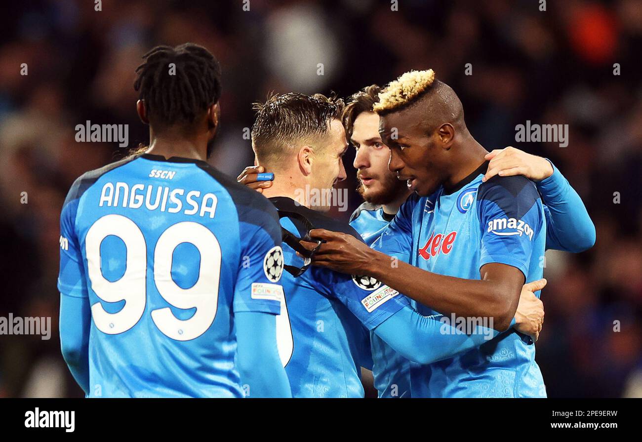 Neapel, Italia. 15th Mar, 2023. Calcio: Champions League, SSC Napoli - Eintracht Francoforte, knockout round, round del 16, seconda tappa, Stadio Diego Armando Maradona. Victor Osimhen (r) di Napoli festeggia con il compagno di squadra Piotr Zielinski (M) dopo aver segnato il gol 1:0. Credit: Oliver Weiken/dpa/Alamy Live News Foto Stock