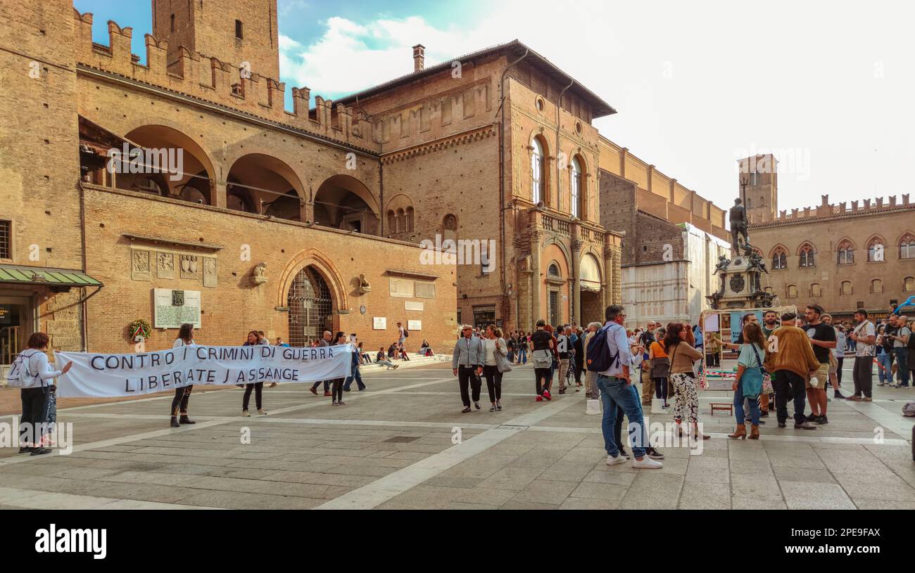 Bologna, Italia - 15 ottobre 2022: Protesta di strada per Julian Assange, fondatore di WikiLeaks, estradizione dal Regno Unito agli Stati Uniti. In Piazza maggiore Foto Stock