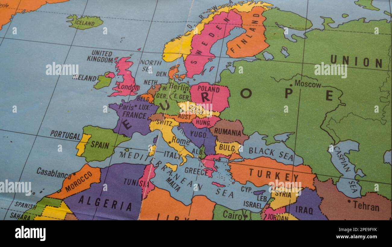 Primo piano di una vecchia mappa colorata che mostra l'Africa settentrionale, l'Europa orientale e settentrionale, parte dell'URSS Foto Stock