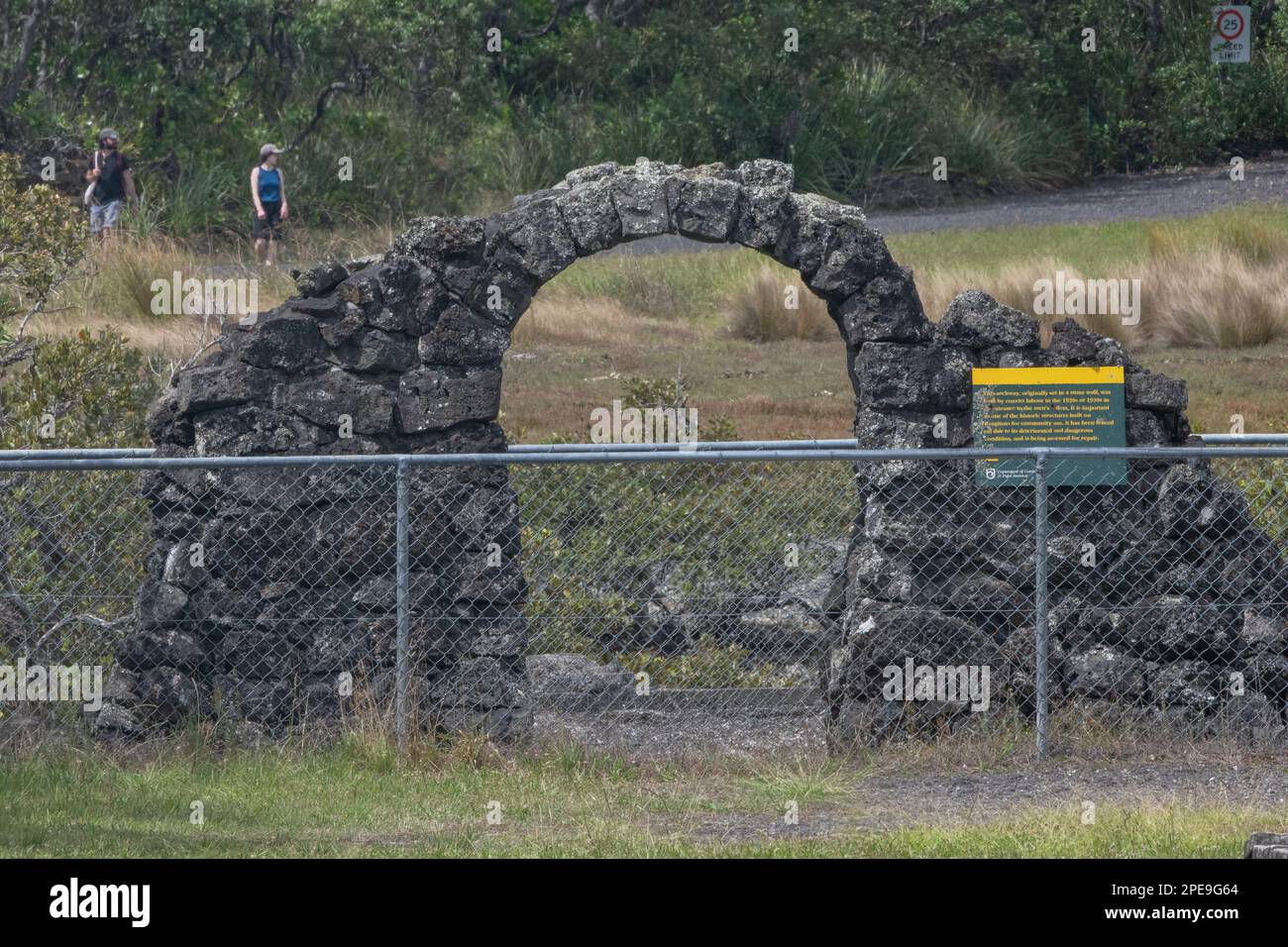 Un arco storico di pietra sull'isola di Rangitoto al largo della costa di Auckland in Aotearoa Nuova Zelanda. Foto Stock