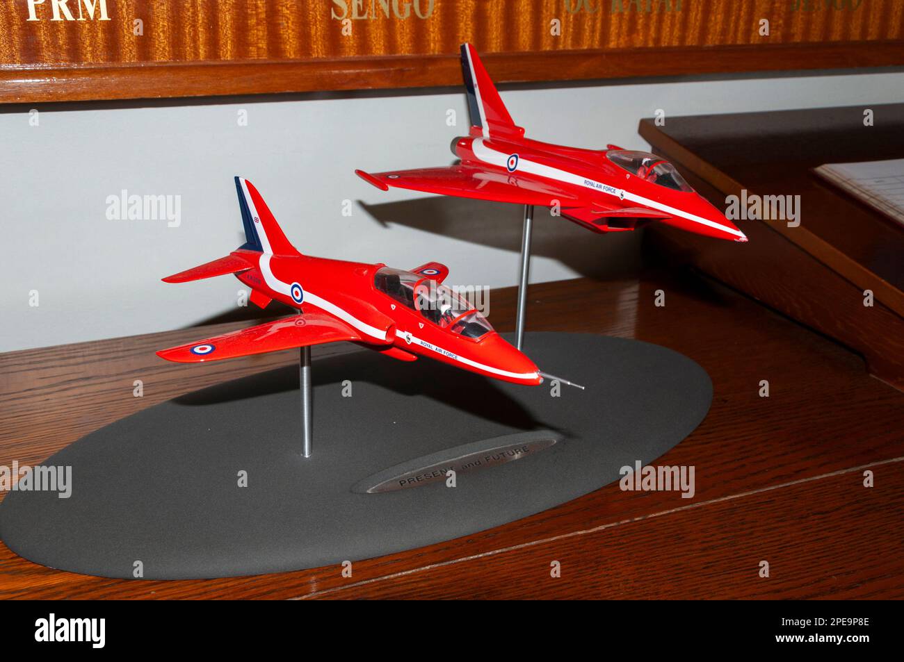Modelli di velivoli esposti all'interno della base del team di visualizzazione Royal Air Force Red Arrows al RAF Scampton. BAe Hawk attuale con getto di Typhoon immaginato Foto Stock