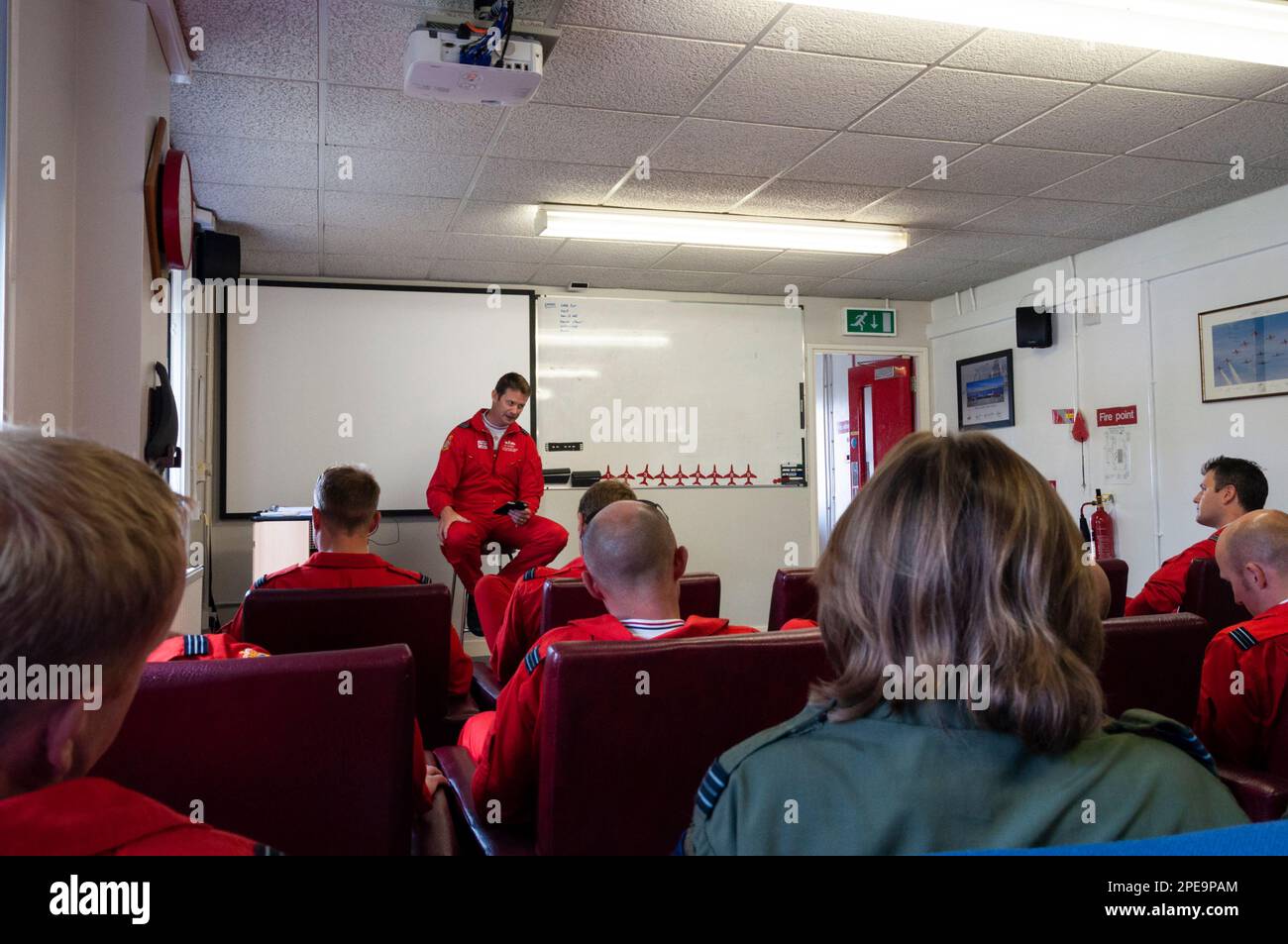 All'interno della base della squadra di visualizzazione Royal Air Force Red Arrows al RAF Scampton, Lincolnshire, UK. SQN LDR Jim Turner, Red 1, briefing team prima dello spettacolo Foto Stock