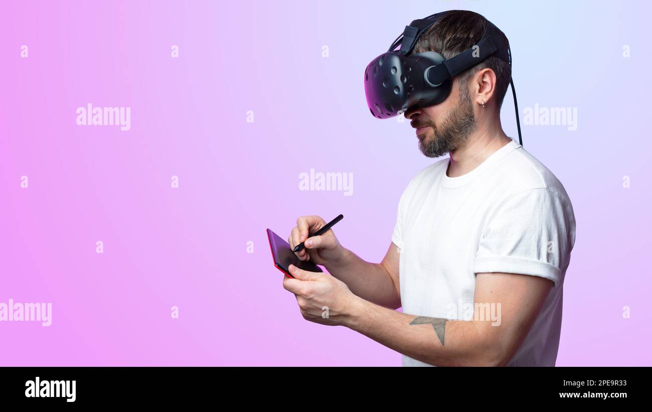 L'artista CGI disegna utilizzando un tablet grafico. Uomo del settore dell'intrattenimento interattivo digitale che lavora con CGI. Artista agenzia creativa per lo sviluppo di giochi Foto Stock