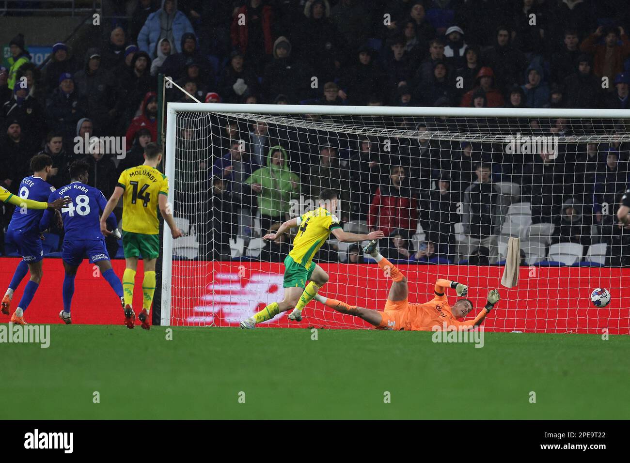 Cardiff, Regno Unito. 15th Mar, 2023. Sory Kaba della città di Cardiff (48) spara e segna il loro 1st gol. Partita del campionato EFL Skybet, città di Cardiff contro West Bromwich Albion al Cardiff City Stadium di Cardiff, Galles, mercoledì 15th marzo 2023. Questa immagine può essere utilizzata solo per scopi editoriali. Solo per uso editoriale, licenza richiesta per uso commerciale. Non è utilizzabile nelle scommesse, nei giochi o nelle pubblicazioni di un singolo club/campionato/giocatore. pic di Andrew Orchard/Andrew Orchard sports photography/Alamy Live news Credit: Andrew Orchard sports photography/Alamy Live News Foto Stock