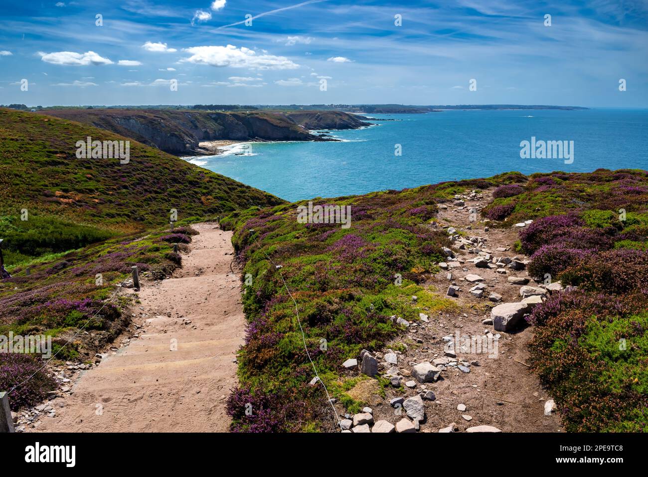 Scogliere e sentiero escursionistico sulla costa atlantica di Cap Frehel in Bretagna, Francia Foto Stock