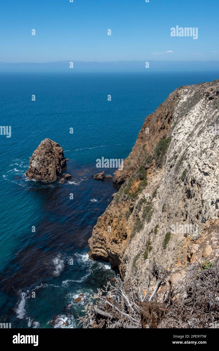 Vista mozzafiato delle scogliere frastagliate e dell'oceano dal percorso escursionistico di Potato Harbor sull'isola di Santa Cruz, il Channel Islands National Park, California. Foto Stock