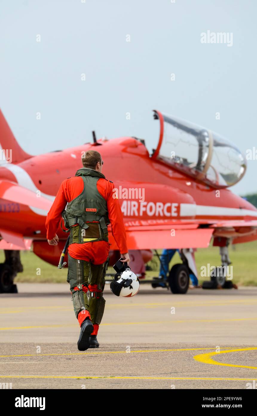 Royal Air Force Red Arrows mostra il pilota della squadra Flt Lt James McMillan che cammina verso il jet plane BAe Hawk T1 prima di essere esposto al RAF Scampton. G tuta Foto Stock