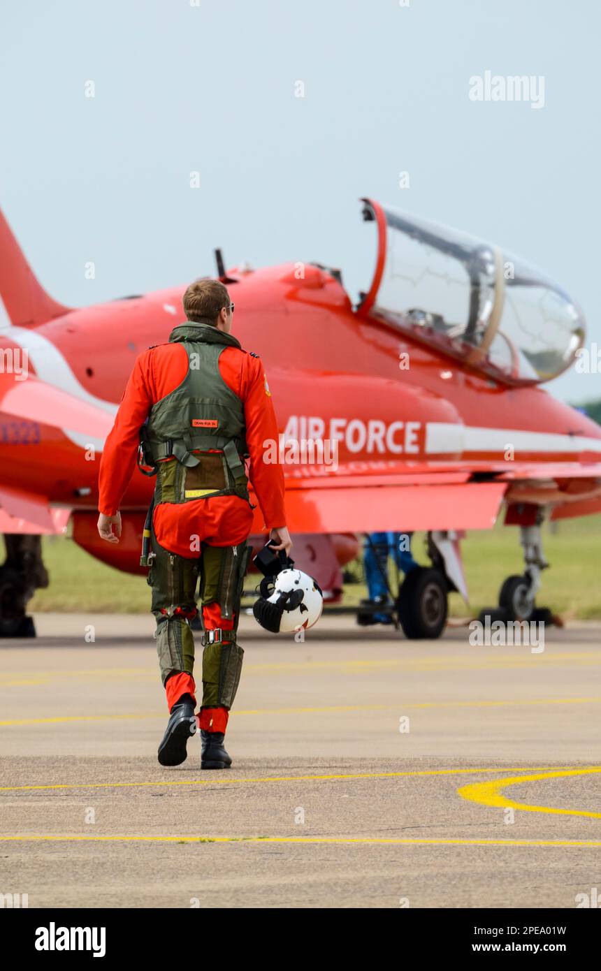 Royal Air Force Red Arrows mostra il pilota della squadra Flt Lt James McMillan che cammina verso il jet plane BAe Hawk T1 prima di essere esposto al RAF Scampton. G tuta Foto Stock