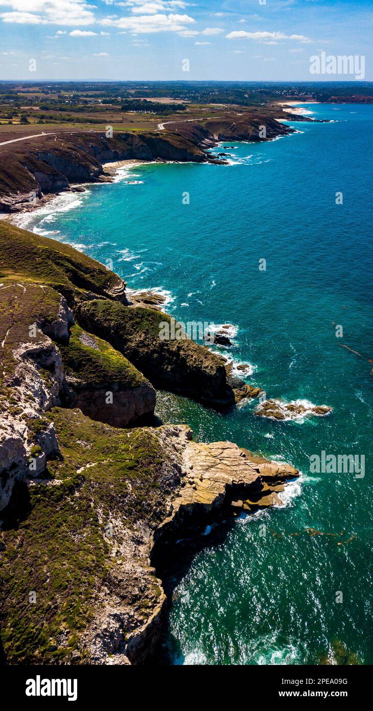 Scogliere e Ocean Road sulla costa atlantica di Cap Frehel in Bretagna, Francia Foto Stock