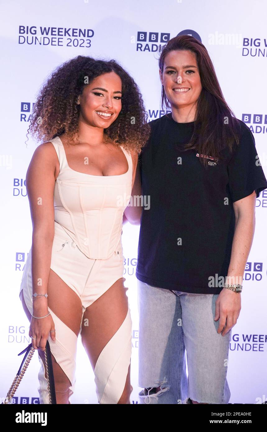 Amber Gill e Jen Beattie partecipano alla festa di lancio del Big Weekend 2023 di radio 1 al Londoner Hotel, nel centro di Londra. Data immagine: Mercoledì 15 marzo 2023. Foto Stock