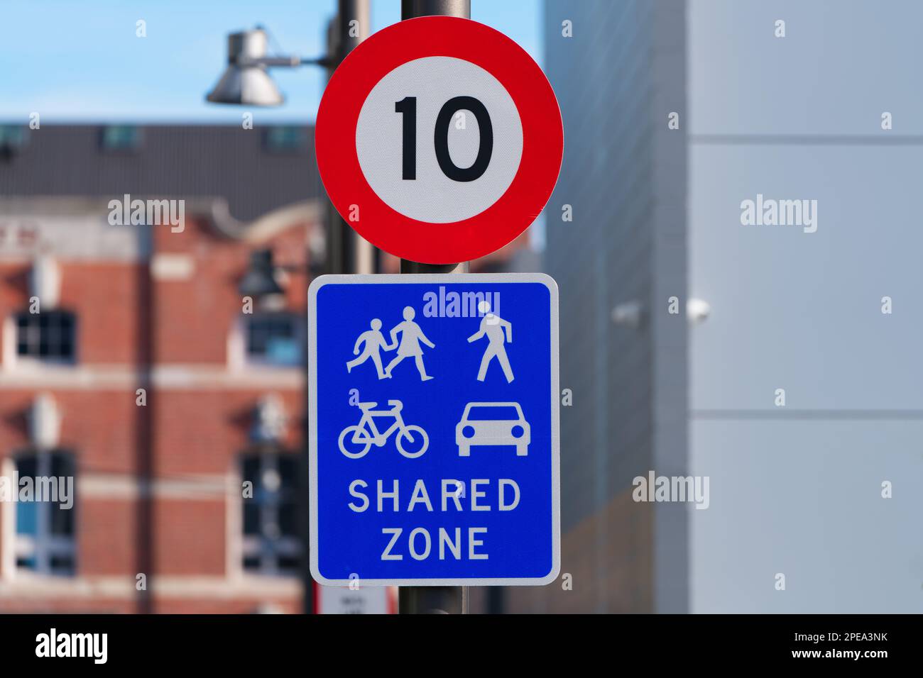 Segnaletica stradale che mostra la zona pedonale e il limite di velocità di 10 km, Christchurch, Nuova Zelanda. Foto Stock