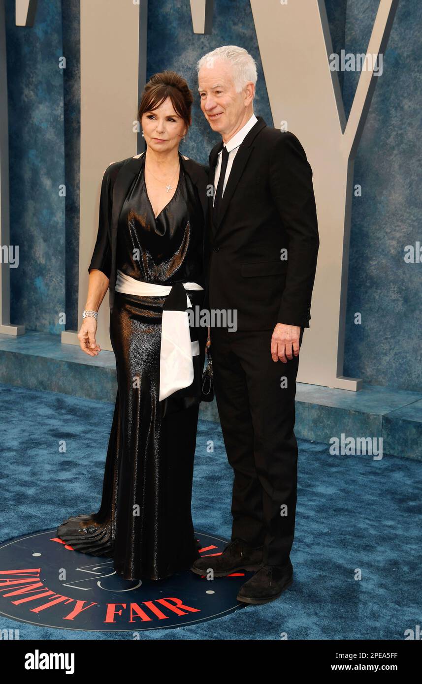 BEVERLY HILLS, CALIFORNIA - MARZO 12: (L-R) Patty Smyth e John McEnroe partecipano al 2023 Vanity Fair Oscar Party ospitato da Radhika Jones a Wallis Ann Foto Stock